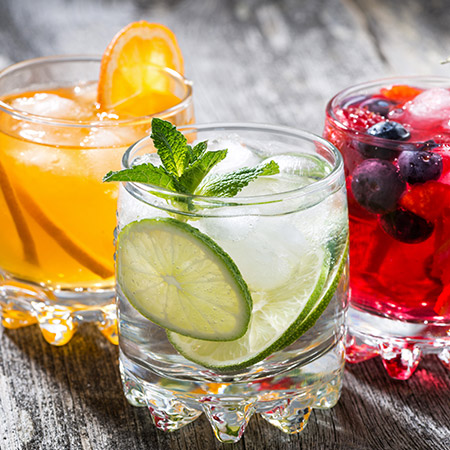 Gläser mit Cocktails