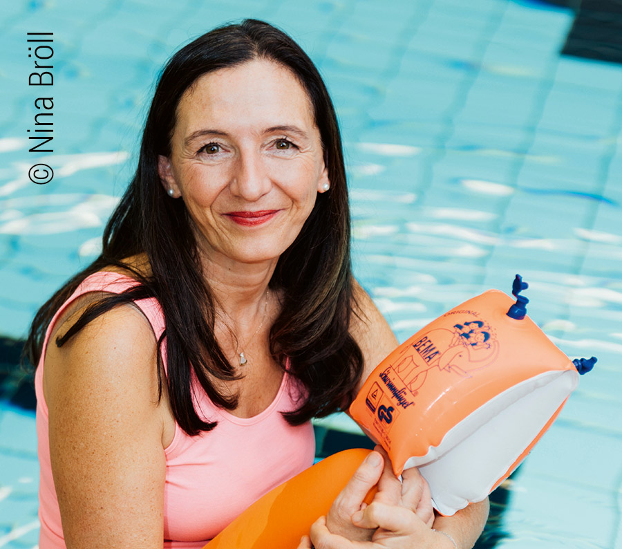 Porträt Petra Pellini Porträt Petra Pellini - am Pool sitzend