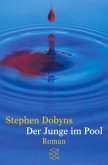 Der Junge im Pool