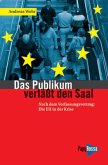 Das Publikum verlässt den Saal