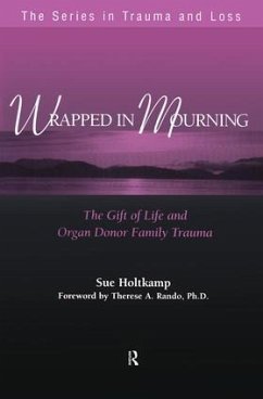 Wrapped in Mourning - Holtkamp, Sue