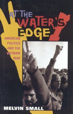 At the Water's Edge: American Politics and the Vietnam War - Small, Melvin