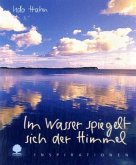 Im Wasser spiegelt sich der Himmel