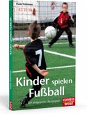 Kinder spielen Fußball