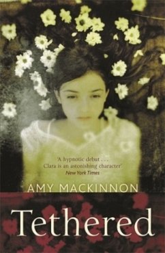 Tethered\In der Blüte ihres Grabes, englische Ausgabe - MacKinnon, Amy