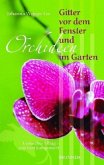 Gitter vor dem Fenster und Orchideen im Garten