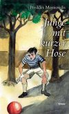 Junge mit kurzer Hose