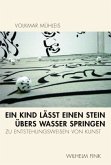 Ein Kind lässt einen Stein übers Wasser springen