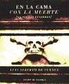 En la cama con la muerte : (25 poemas fúnebres) - Cuenca, Luis Alberto De