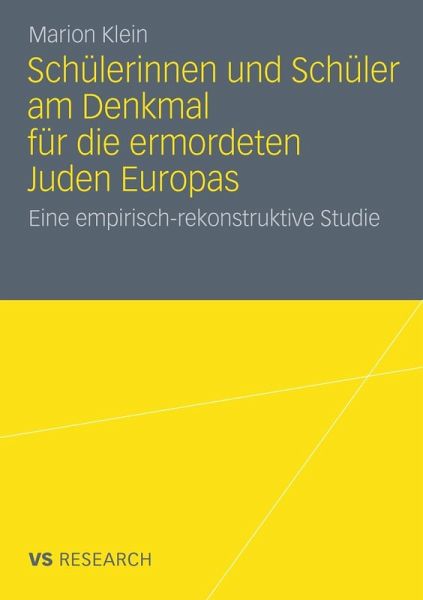Schülerinnen und Schüler am Denkmal für die ermordeten Juden Europas