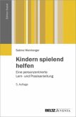 Kindern spielend helfen