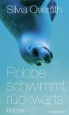 Robbe schwimmt rückwärts