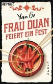 Frau Duan feiert ein Fest