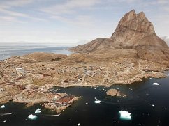 Between Sea and Glacier: Greenland in a Changing World - Richard, Wilfred