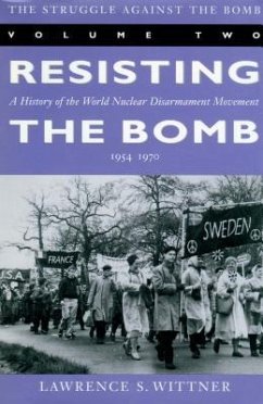 The Struggle Against the Bomb: Volume Two, Resisting the Bomb: A History of the World Nuclear Disarmament Movement, 1954-1970 - Wittner, Lawrence S.