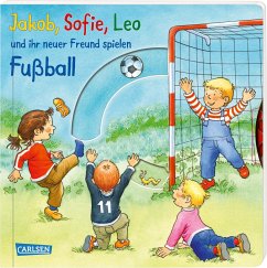 Jakob, Sofie, Leo und ihr neuer Freund spielen Fußball - Banser, Nele;Hofmann, Julia