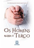 Os homens rezam o terço