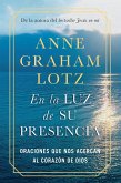 En La Luz de Su Presencia: Oraciones Que Nos Acercan Al Corazón de Dios/The Light of His Presence: Prayers to Draw You Near to the Heart of God