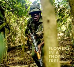Steven Thackston: Flowers in a Thorn Tree: On the Road with the Warriors for Peace and Wildlife - Thackston, Steven