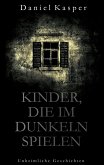 Kinder, die im Dunkeln spielen