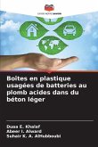 Boîtes en plastique usagées de batteries au plomb acides dans du béton léger