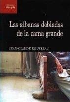 Las sábanas dobladas de la cama grande