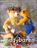 Teddybären-Kalender 2024. Foto-Wandplaner mit niedlichen Teddys. Jeden Monat ein liebevoll arrangiertes Bären-Foto im Format 30x39 cm. Mit Platz zum Eintragen.
