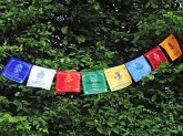 Traditionelle tibetische Gebetsfahne mit Glückssymbolen