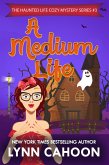 A Medium Life (The Haunted Life Cozy Mystery series, #3) (eBook, ePUB)