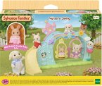 Sylvanian Families 5745 - Nursery Swing, Erlebniskindergarten Schaukel mit Baby-Creme-Kaninchen, Puppen-Spielset