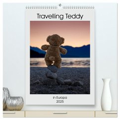 Travelling Teddy in Europa (hochwertiger Premium Wandkalender 2025 DIN A2 hoch), Kunstdruck in Hochglanz