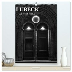 Lübeck schwarz-weiß (hochwertiger Premium Wandkalender 2025 DIN A2 hoch), Kunstdruck in Hochglanz - Calvendo;Peters, Oliver