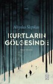 Kurtlarin Gölgesinde Kurtlarin Gölgesinde