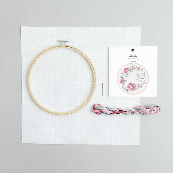 Stickpackung Gezählter Kreuzstich, Kranz aus Rosen Stickpackung Gezählter Kreuzstich, Kranz aus Rosen