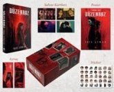 Düzenbaz - 7 Tutsak 1 Ölü Ciltli, Kutulu Düzenbaz - 7 Tutsak 1 Ölü Ciltli, Kutulu