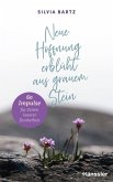 Neue Hoffnung erblüht aus grauem Stein Neue Hoffnung erblüht aus grauem Stein