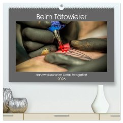 Beim Tätowierer (hochwertiger Premium Wandkalender 2026 DIN A2 quer), Kunstdruck in Hochglanz Beim Tätowierer (hochwertiger Premium Wandkalender 2026 DIN A2 quer), Kunstdruck in Hochglanz