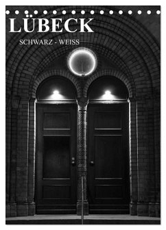 Cover Lübeck schwarz-weiß (Tischkalender 2026 DIN A5 hoch), CALVENDO Monatskalender
