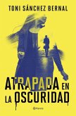 Atrapada en la oscuridad Atrapada en la oscuridad
