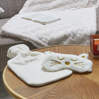 Waermflasche 2l und Maske in Satin, 2- fach sortier Waermflasche 2l und Maske in Satin, 2- fach sortier