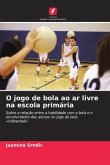 O jogo de bola ao ar livre na escola primária