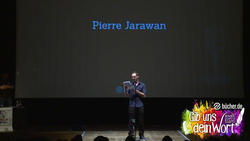 Mit seinem großartigen Text bringt Pierre Jarawan das Publikum so richtig in Stimmung!
