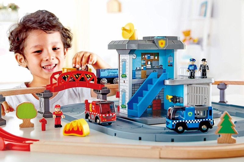 Hape E3736 Notfall Hauptquatier, Eisenbahn, Autobahn Bei Hape E3736 Notfall Hauptquatier, Eisenbahn, Autobahn